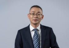 副總裁：丁成車（總法律顧問(wèn)、代行財(cái)務(wù)負(fù) 責(zé)人兼董事會(huì)秘書）