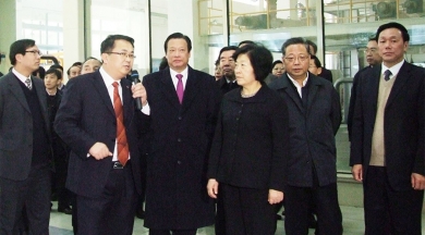 2010年12月，時(shí)任福建省委書記、省人大常委會(huì)主任孫春蘭視察巨石九江公司。孫春蘭非常贊賞中國(guó)巨石在玻纖行業(yè)作出的成就，并希望巨石在玻纖深加工領(lǐng)域取得更大成就。