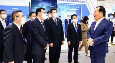 2021年9月，時(shí)任浙江省委書記、省人大常委會(huì)主任袁家軍，時(shí)任浙江省委副書記、省長(zhǎng)鄭柵潔蒞臨世界互聯(lián)網(wǎng)大會(huì)烏鎮(zhèn)峰會(huì)中國(guó)巨石新材料產(chǎn)業(yè)鏈未來(lái)工廠數(shù)字化運(yùn)用場(chǎng)景，點(diǎn)贊中國(guó)巨石未來(lái)工廠建設(shè)成果。