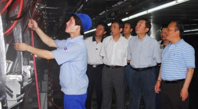 2007年6月，時(shí)任嘉興市委書記黃坤明視察巨石總部。黃坤明稱贊巨石是嘉興市的企業(yè)金名片，不愧為嘉興驕傲。