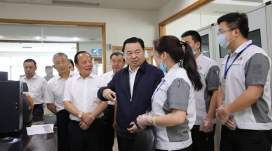 2019年6月，時(shí)任國(guó)務(wù)院國(guó)有資產(chǎn)監(jiān)督管理委員會(huì)黨委書記郝鵬視察巨石。稱贊巨石在玻纖行業(yè)里做到了專而大、專而精、專而優(yōu)，是一個(gè)成功的典型。希望中國(guó)巨石的混合所有制典型經(jīng)驗(yàn)，能夠在國(guó)家新一輪混改實(shí)踐中推而廣之，讓更多優(yōu)秀企業(yè)學(xué)習(xí)。